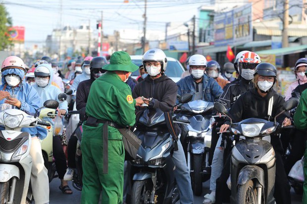 Dấu hiệu kỳ nghỉ lễ đã hết: Cửa ngõ đông nghẹt, người và xe ì ạch nhích từng bước về lại thành phố - Ảnh 30.