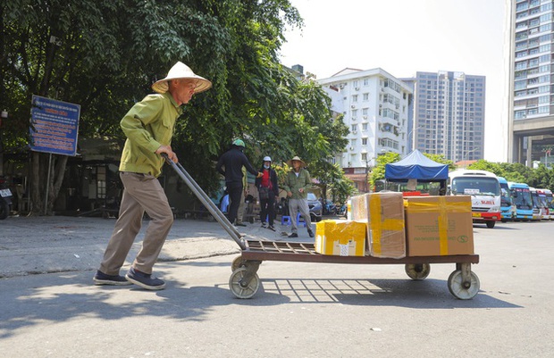 Hà Nội: Nhiệt độ ngoài trời hơn 50 độ C, người dân gồng mình mưu sinh dưới cái nắng cháy da, cháy thịt - Ảnh 12.