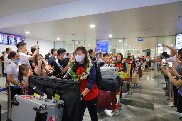 Xót xa hình ảnh nữ cầu thủ Việt Nam ngồi xe lăn về nước sau khi giành HCV lịch sử tại SEA Games 32 - Ảnh 7.