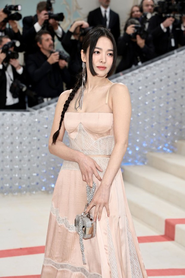 Song Hye Kyo chung khung hình với Jennie tại Met Gala 2023: Visual bất phân thắng bại nhưng tạo hình thì sao? - Ảnh 4.