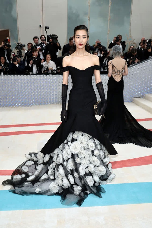 Met Gala 2023: Anne Hathaway xứng danh nữ thần, Rihanna đến muộn vẫn tạo spotlight, biệt đội châu Á có ăn đứt hội IT Girl quốc tế? - Ảnh 34.