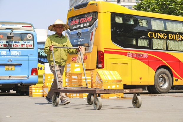 Hà Nội: Nhiệt độ ngoài trời hơn 50 độ C, người dân gồng mình mưu sinh dưới cái nắng cháy da, cháy thịt - Ảnh 11.