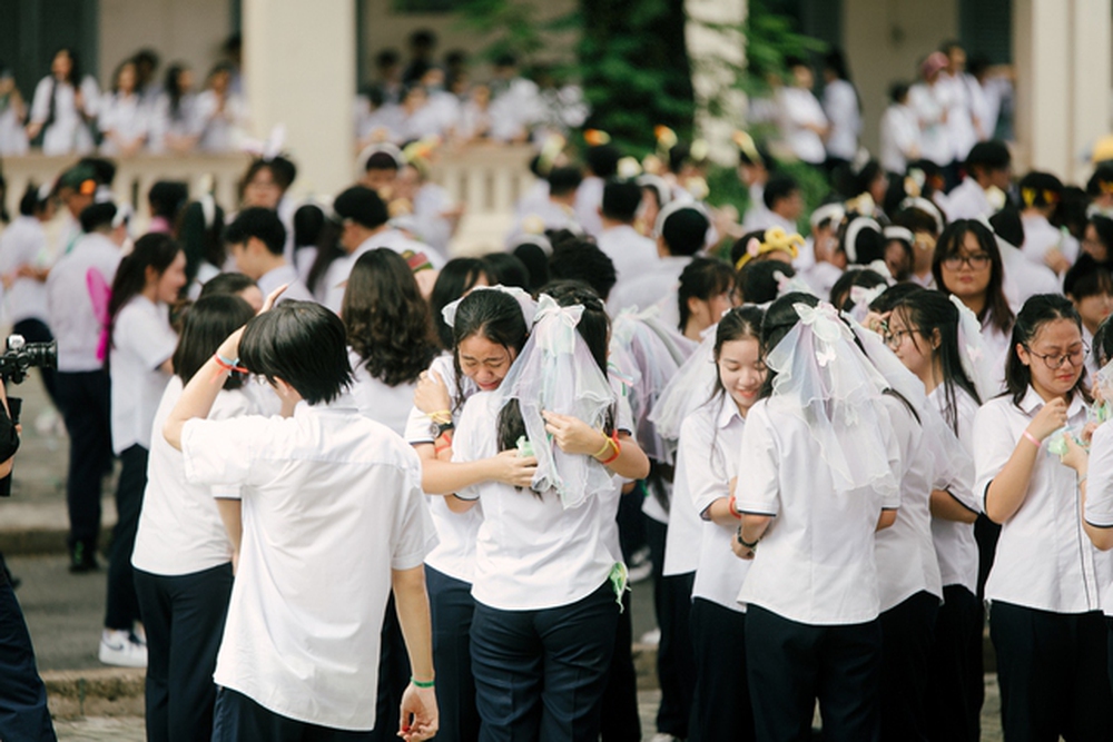 Ngày ra trường của học sinh chuyên Lê Hồng Phong luôn hạnh phúc: Quậy hết mình nhưng khóc cũng hết nước mắt! - Ảnh 15.