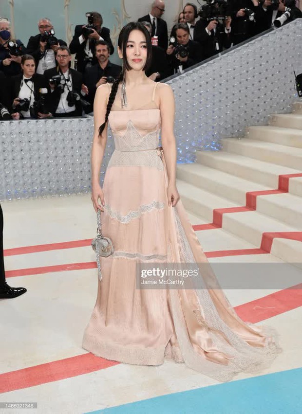 Song Hye Kyo lần đầu chào sân Met Gala: Phá cách tóc mới nhưng bị dìm, zoom cận lại đẹp chấp luôn ống kính hung thần - Ảnh 2.