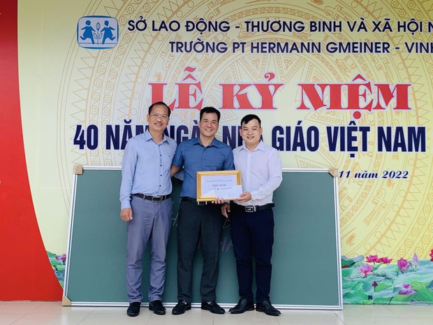 Thầy giáo 18 năm đi dạy khiến dân tình trầm trồ với loạt tranh vẽ bảng đẹp như tác phẩm nghệ thuật - Ảnh 6.