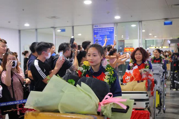Xót xa hình ảnh nữ cầu thủ Việt Nam ngồi xe lăn về nước sau khi giành HCV lịch sử tại SEA Games 32 - Ảnh 4.