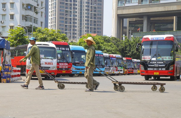 Hà Nội: Nhiệt độ ngoài trời hơn 50 độ C, người dân gồng mình mưu sinh dưới cái nắng cháy da, cháy thịt - Ảnh 9.