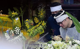 Người thân, bạn bè khóc nghẹn, tiễn đưa 4 bà cháu tử vong trong vụ cháy nhà tại Hà Nội