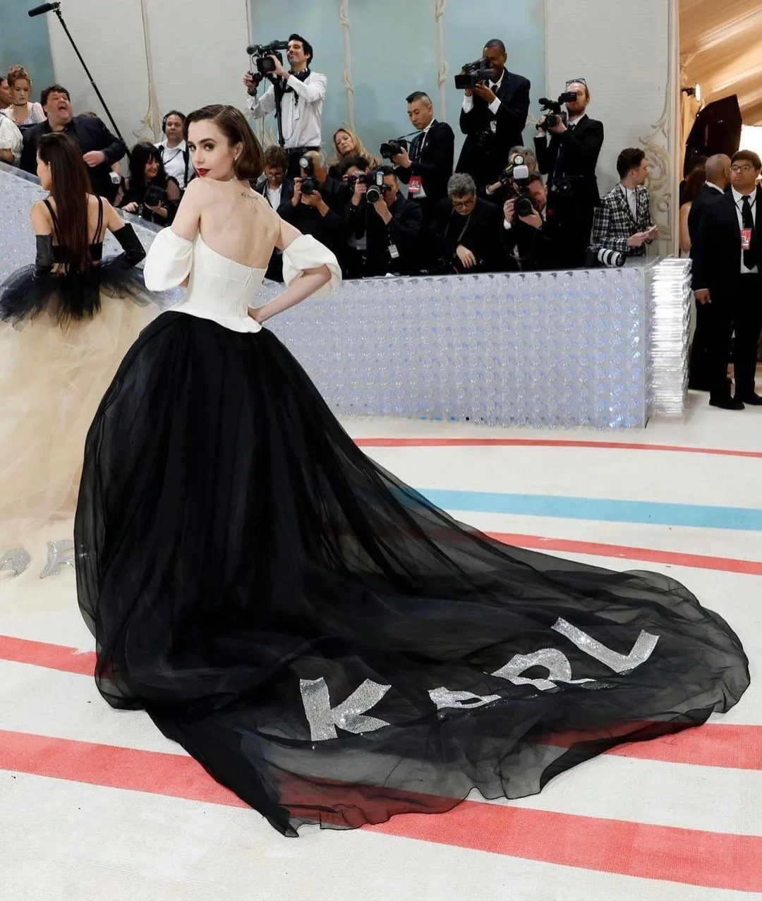 Met Gala 2023: Anne Hathaway xứng danh nữ thần, Rihanna đến muộn vẫn tạo spotlight, biệt đội châu Á có ăn đứt hội IT Girl quốc tế? - Ảnh 12.