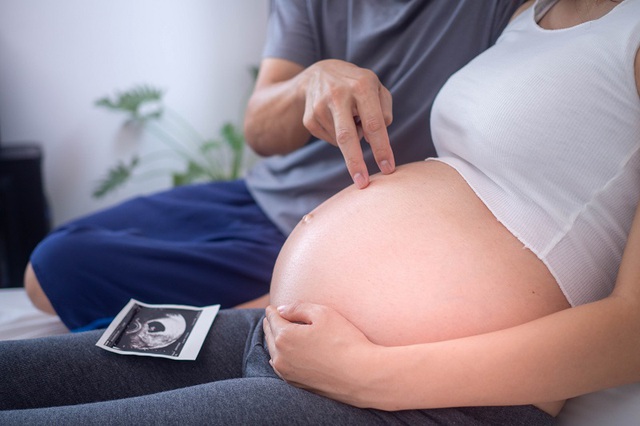 Ông xã Minh Hằng trò chuyện với thai nhi mỗi tối, thai giáo đúng cách giúp bé thông minh từ trong bụng mẹ - Ảnh 2.