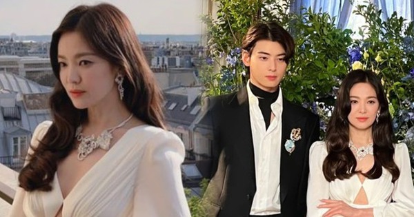 Song Hye Kyo xuất hiện kiêu sa bên cạnh đàn em kém 16 tuổi