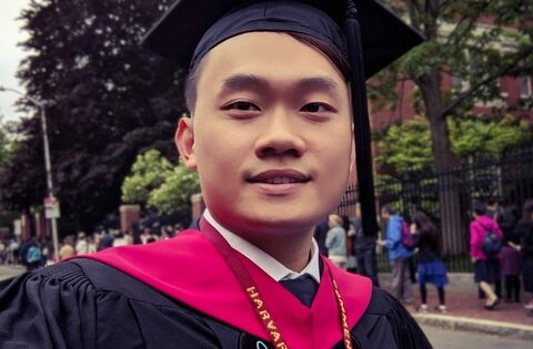 Thạc sĩ Harvard cảm ơn mẹ vì đã tin con có thể vào Ams