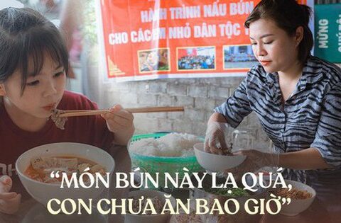 Thương lắm khoảnh khắc những em bé vùng cao được ăn tô bún ngon …