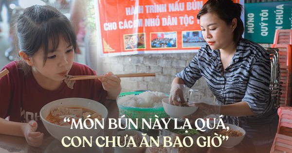 Thương lắm khoảnh khắc những em bé vùng cao được ăn tô bún ngon …