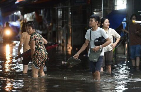 Mưa lớn khiến nhiều tuyến đường Hà Nội ngập nặng, người dân chật vật di chuyển