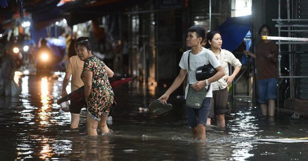 Mưa lớn khiến nhiều tuyến đường Hà Nội ngập nặng, người dân chật vật di chuyển