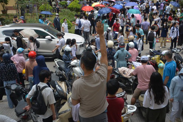 Nỗi lòng cha mẹ ngày con thi vào lớp 10: Phơi mình giữa nắng gần 40 độ, trải áo mưa xuống nền đất nóng đợi tin con - Ảnh 12.