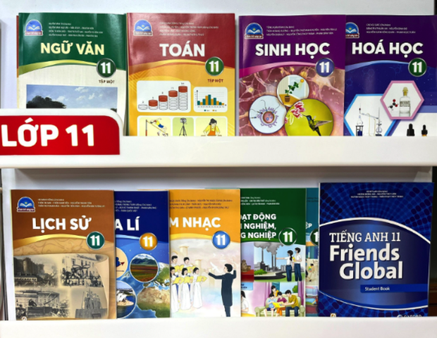 NXB Giáo dục nói gì về giá SGK lớp 4, 8, 11 tăng 2-3 lần so với sách cũ? - Ảnh 1.