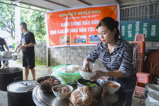 Thương lắm khoảnh khắc những em bé vùng cao được ăn tô bún ngon lành của nhóm từ thiện - Ảnh 10.