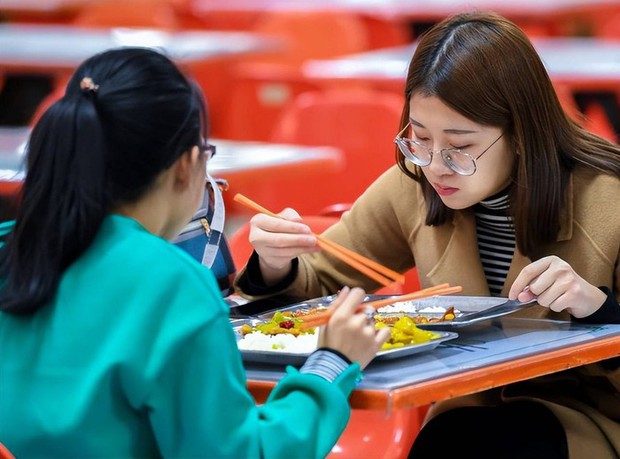 Trung Quốc: Phụ huynh phàn nàn “cho con vào đại học là khởi đầu của rắc rối khiến dư luận tranh cãi - Ảnh 1.