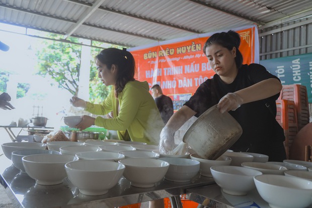 Thương lắm khoảnh khắc những em bé vùng cao được ăn tô bún ngon lành của nhóm từ thiện - Ảnh 2.