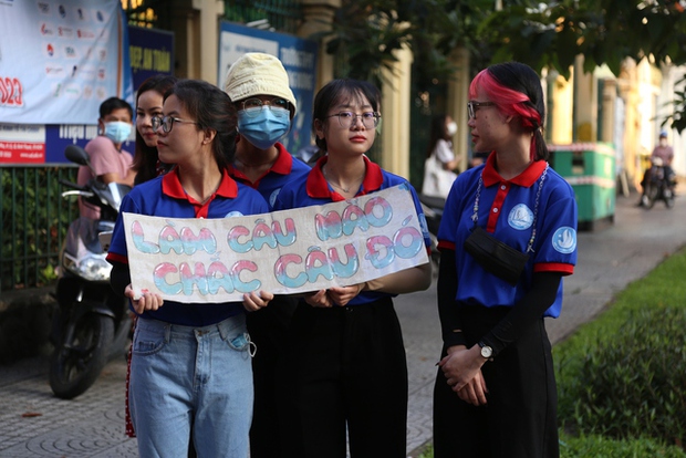 Hơn 1 triệu thí sinh bước vào buổi thi đầu tiên với môn Văn: Tác phẩm nào sẽ được gọi tên? - Ảnh 14.