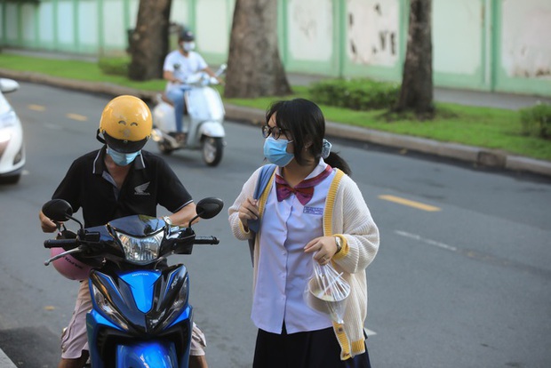 Hơn 1 triệu thí sinh làm bài thi tổ hợp tốt nghiệp THPT 2023: Môn nào là môn gỡ điểm? - Ảnh 7.