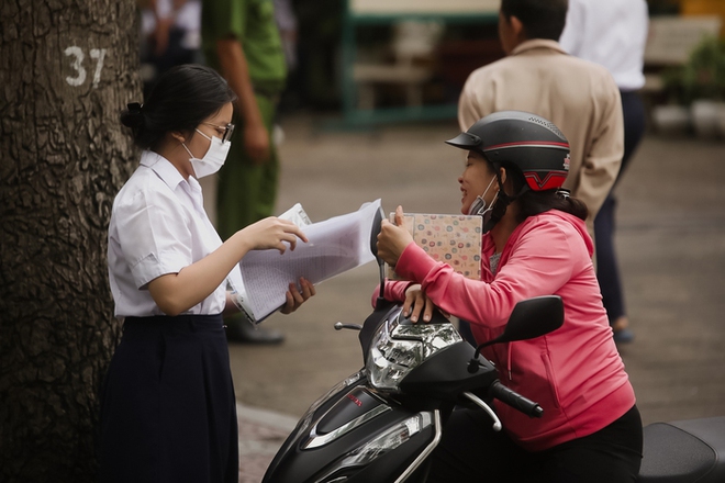 Thi vào lớp 10 TP HCM ngày đầu tiên: Hơn 96.000 thí sinh bắt đầu làm bài môn Văn! - Ảnh 4.