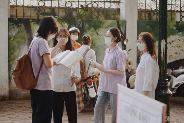 Thi vào lớp 10 môn Toán: Nhiều thí sinh quên máy tính, compa - Ảnh 1.