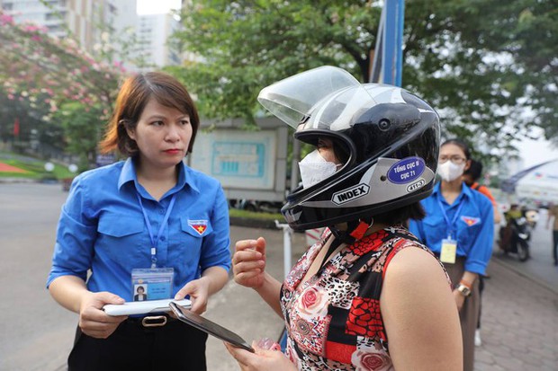 Những khoảnh khắc đẹp nhất mùa thi vào lớp 10: Tấm lưng ướt mồ hôi của mẹ, cái ôm của bố và nụ cười của thí sinh - Ảnh 5.