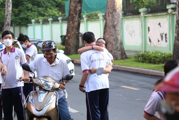 Hơn 1 triệu thí sinh bước vào buổi thi đầu tiên với môn Văn: Tác phẩm nào sẽ được gọi tên? - Ảnh 13.