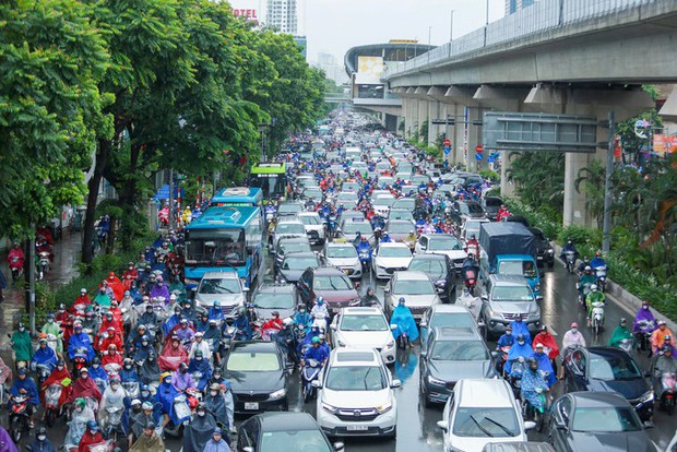 Mưa lớn kéo dài, người Hà Nội chật vật đến công sở trong sáng đầu tuần - Ảnh 1.