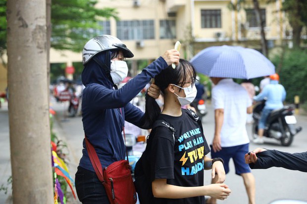 Nỗi lòng cha mẹ ngày con thi vào lớp 10: Phơi mình giữa nắng gần 40 độ, trải áo mưa xuống nền đất nóng đợi tin con - Ảnh 3.