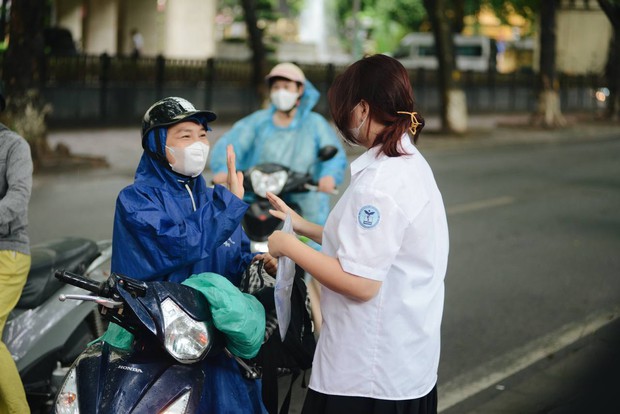 Phụ huynh nghỉ làm, dậy từ 4h sáng để đưa con đi thi giữa tiết trời mưa gió - Ảnh 2.