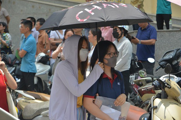 Nỗi lòng cha mẹ ngày con thi vào lớp 10: Phơi mình giữa nắng gần 40 độ, trải áo mưa xuống nền đất nóng đợi tin con - Ảnh 11.