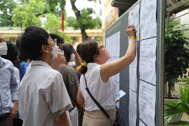 Thi vào 10 Hà Nội: Lọc cả họ để tìm người phù hợp đưa con đi thi - Ảnh 3.