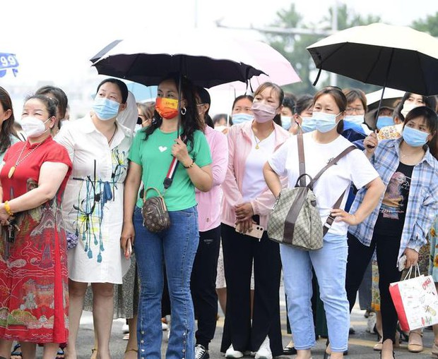 Mẹ đập nát điện thoại khi con vào phòng thi: Câu chuyện đằng sau khiến nhiều người suy nghĩ - Ảnh 2.