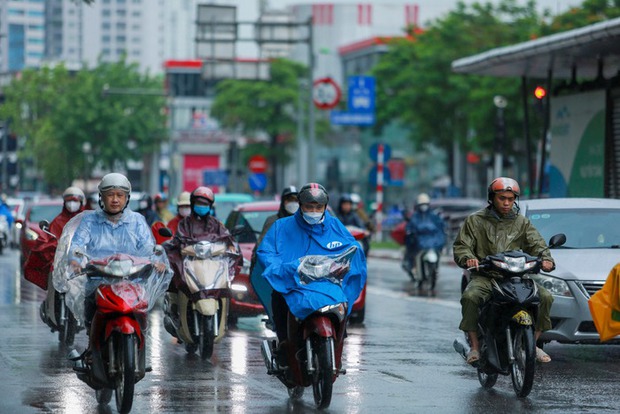 Mưa lớn kéo dài, người Hà Nội chật vật đến công sở trong sáng đầu tuần - Ảnh 8.