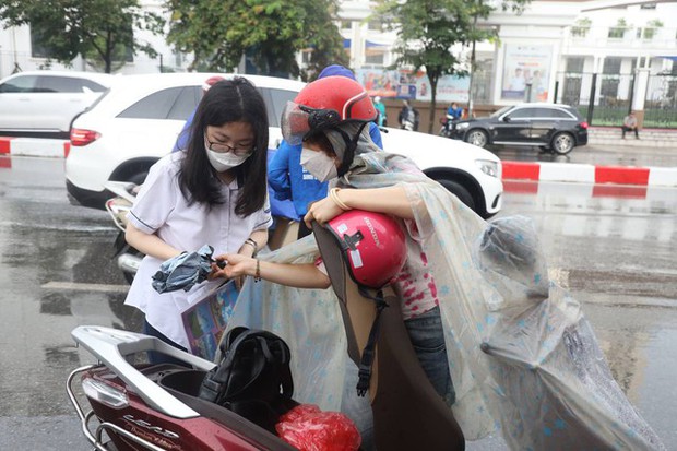 Hơn 1 triệu thí sinh bước vào buổi thi đầu tiên với môn Văn: Tác phẩm nào sẽ được gọi tên? - Ảnh 3.