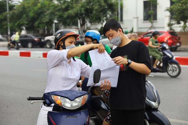 Toàn cảnh kỳ thi vào lớp 10 Hà Nội ngày 1: Phụ huynh dậy từ 4h sáng để chuẩn bị, có thí sinh chống nạng đi - Ảnh 4.