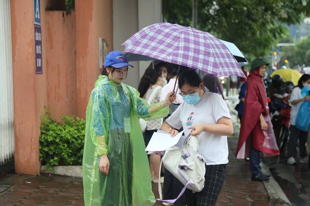 Hơn 1 triệu thí sinh bước vào buổi thi đầu tiên với môn Văn: Tác phẩm nào sẽ được gọi tên? - Ảnh 2.