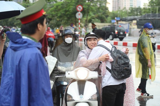 Hơn 1 triệu thí sinh bước vào buổi thi đầu tiên với môn Văn: Tác phẩm nào sẽ được gọi tên? - Ảnh 1.