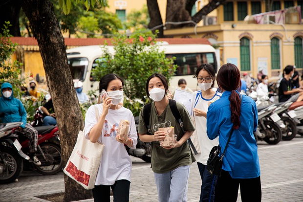 Không khí ngày làm thủ tục dự thi tốt nghiệp THPT 2023 trên cả nước: Có nơi cất đồ riêng cho thí sinh - Ảnh 6.