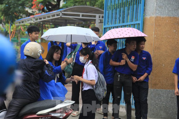 Thi tuyển lớp 10 tại Đà Nẵng: Ngày thi mát mẻ, đề Văn hay, tiếng Anh dễ lấy điểm cao - Ảnh 2.