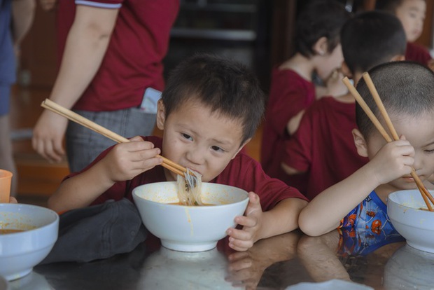 Thương lắm khoảnh khắc những em bé vùng cao được ăn tô bún ngon lành của nhóm từ thiện - Ảnh 8.