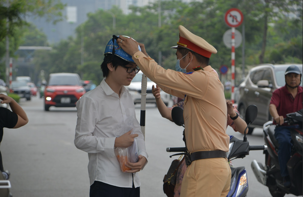 Những khoảnh khắc đẹp nhất mùa thi vào lớp 10: Tấm lưng ướt mồ hôi của mẹ, cái ôm của bố và nụ cười của thí sinh - Ảnh 10.