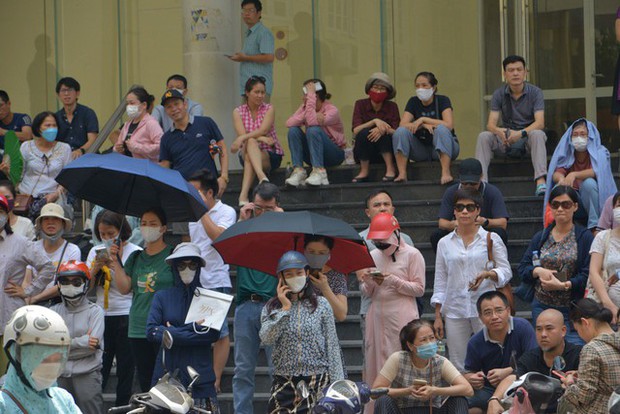 Nỗi lòng cha mẹ ngày con thi vào lớp 10: Phơi mình giữa nắng gần 40 độ, trải áo mưa xuống nền đất nóng đợi tin con - Ảnh 9.