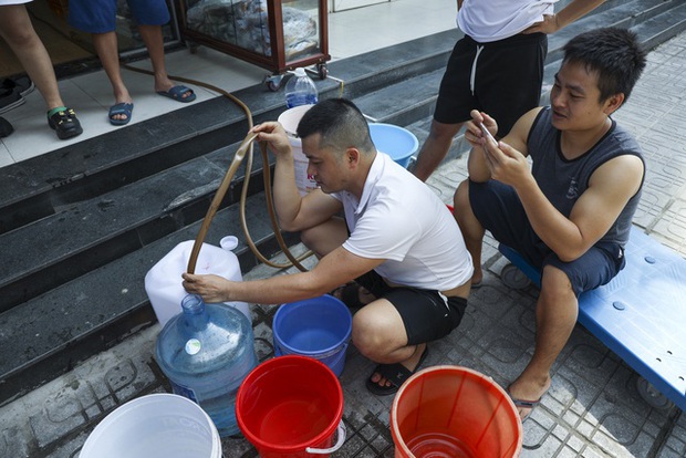 Hà Nội: Chung cư mất nước, hàng trăm người dân đội nắng 40 độ C, xách từng bình nước về sinh hoạt - Ảnh 2.