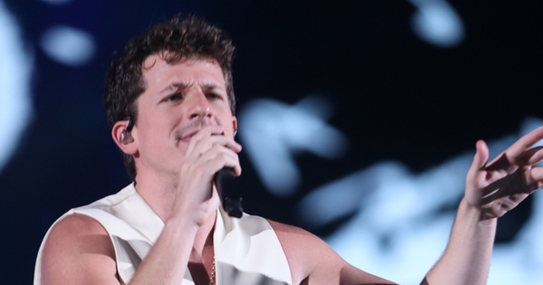 Nổi da gà nghe Charlie Puth hát We Don