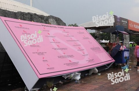 Mưa to trước giờ diễn show BLACKPINK ngày 2: Gió lớn quật sập cả banner